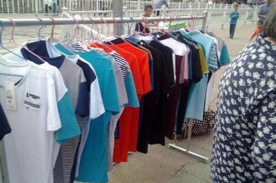 地?cái)偡b生意遇冷？根源在于貨源策略的缺失